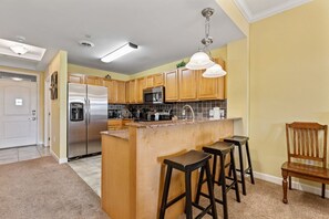 Fridge, microwave, oven, stovetop - Pigeon River View #402 (Sevierville)