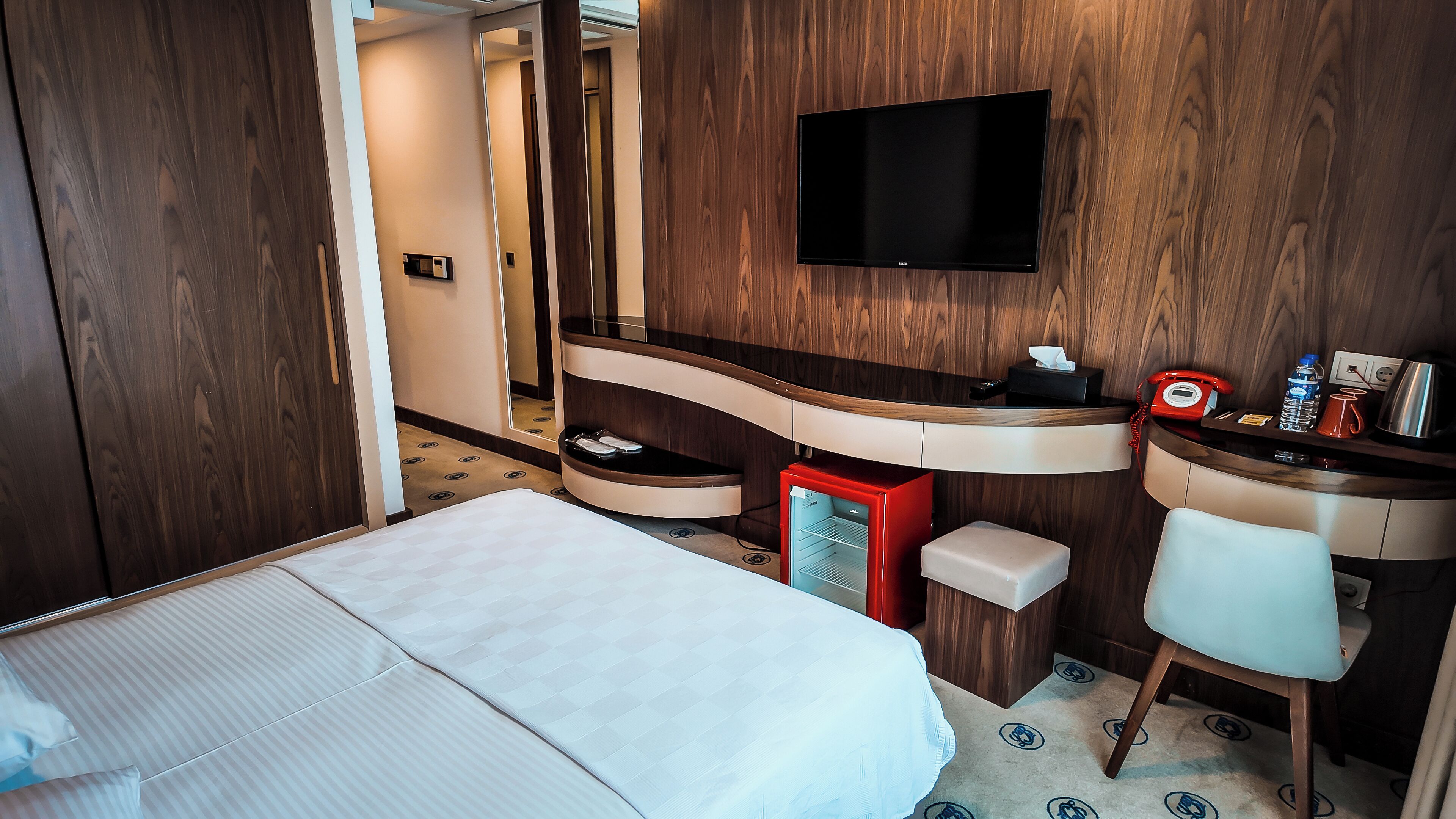 Habitación Deluxe con 1 cama doble o 2 individuales, vistas a la ciudad | Edredones de plumas, colchones Tempur-Pedic, sistema de insonorización