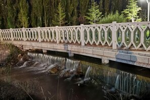 Eine Brücke über einem Fluss mit einer schmückenden Brüstung.