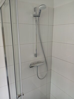 Comfort szoba kétszemélyes ággyal, privát fürdőszoba, kilátással a parkra | Fürdőszoba | Zuhanyzó, hajszárító, papucsok és törölközők