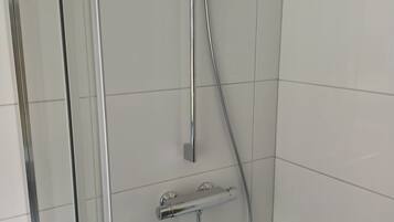 Comfort-Doppelzimmer, eigenes Bad, Parkblick | Badezimmer | Dusche, Haartrockner, Hausschuhe, Handtücher