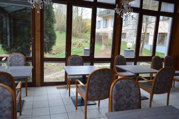 TĂ€gliches inbegriffenes FrĂŒhstĂŒcksbuffet