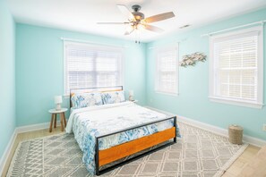 4 makuuhuonetta, työpöytä, silitysrauta/-lauta, vauvan matkasänky