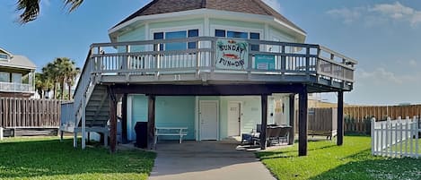 House (3 Bedrooms) | Exterior