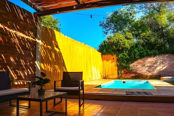 Una piscina al aire libre