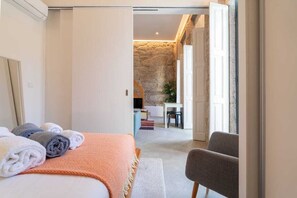 2 habitaciones, escritorio y tabla de planchar con plancha 