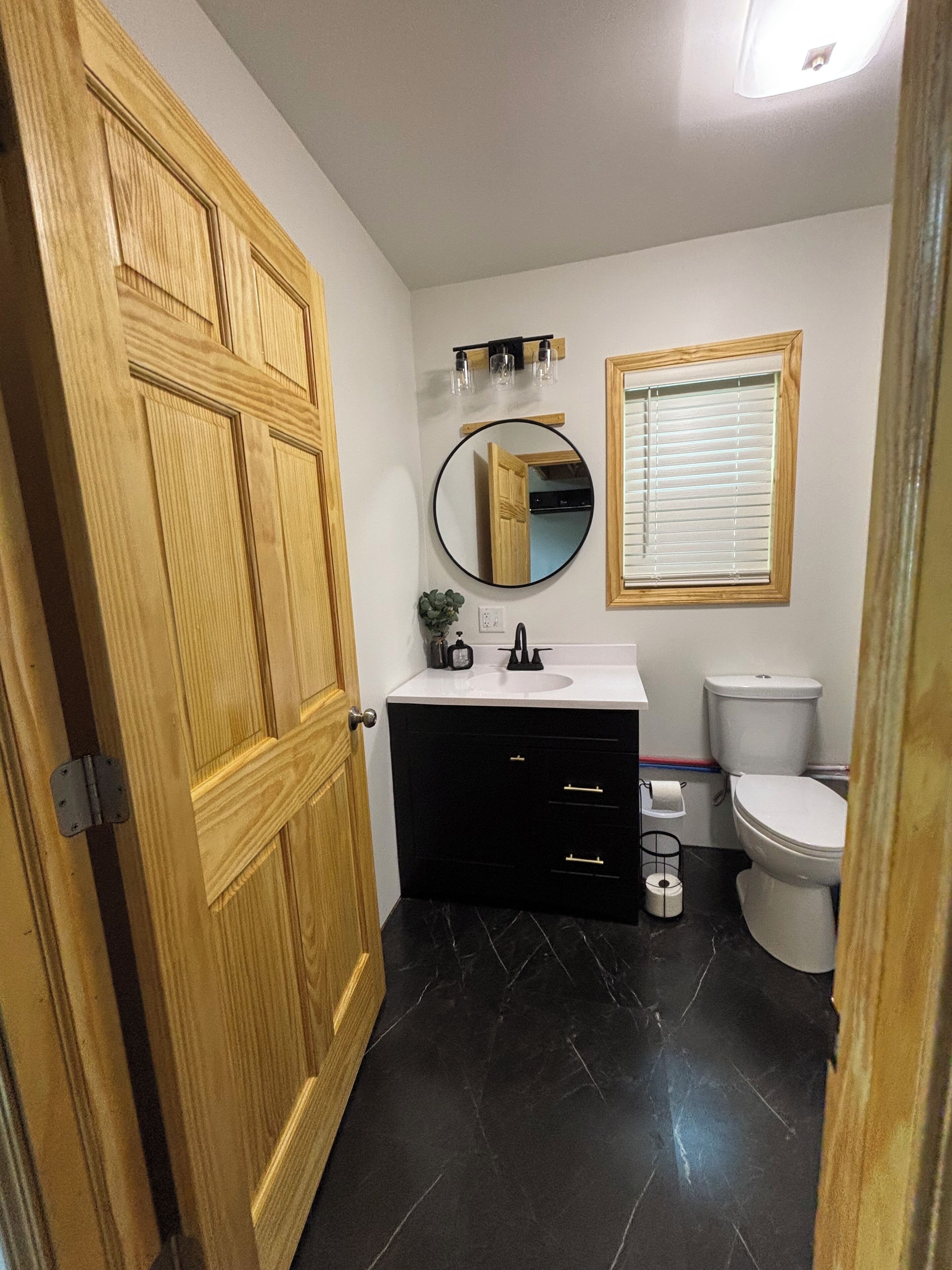 Regadera, toallas, papel de baño 