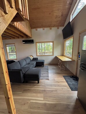 Smart TV - KOOPERS LANDING TREEHOUSE-Brand New build! Casino, Wine trails, National Parks (Carterville)