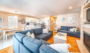 TV connectée, cheminée, livres