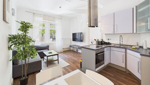 Un apartamento moderno con cocina, comedor y sala de estar.