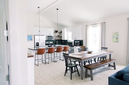Coral Cottage, new beach house w/heated pool