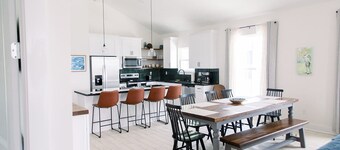 Coral Cottage, new beach house w/heated pool