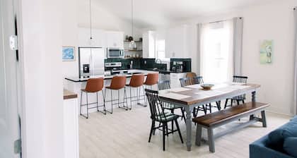 Coral Cottage, new beach house w/heated pool