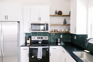 Refrigerador, microondas, horno y parrilla de estufa