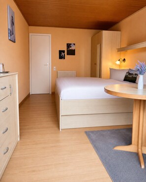 Family Room | Individually decorated, individually furnished, desk, free WiFi - Pension Vineta Rügen (Ostseebad Baabe)