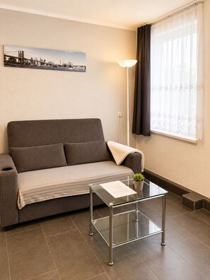 Family Apartment | Living area | TV - Pension Vineta Rügen (Ostseebad Baabe)