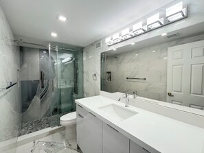 Douche, sèche-cheveux, serviettes fournies