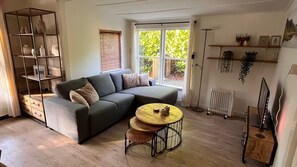 Smart TV - Cozy and cozy wooden cottage, Extraordinary Beerze. Pet-friendly (Beerze)