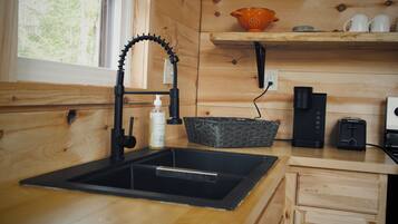 Frigorífico, microondas, horno y placa de cocina