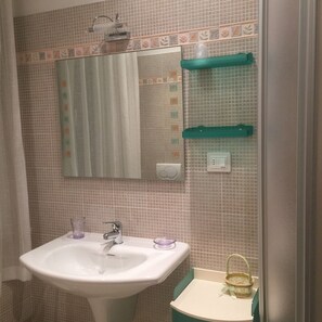 Dusche, Bidet, Handtücher, Seife