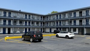 A multi-story motel with a parking lot. - Motel 6 - Chicago, IL (Chicago)