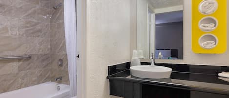 Combined shower/tub, towels, toilet paper