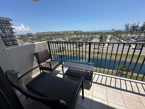 Property grounds - Charming 2-bedroom condo with WiFi, AC, across the street from Siesta Key Beach (Siesta Key)