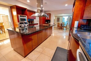 Frigorífic, microones, forn i placa de cuina 