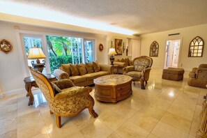 Interior - Pool, King Beds, Arcade, & Perfect Location. Welcome to your Villa! (Miami)