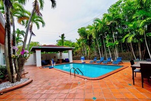 Utendørsbasseng og et oppvarmet basseng