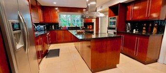 Pool, King Beds, Arcade, & Perfect Location. Welcome to your Villa!