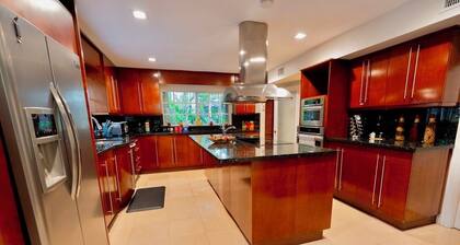 Pool, King Beds, Arcade, & Perfect Location. Welcome to your Villa!