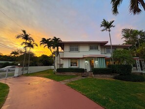Exterior - NEW Pool, Arcade Room, Open Concept Kitchen, & More at Your Own Miami Villa (Miami)
