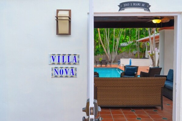 Utendørsbasseng og et oppvarmet basseng