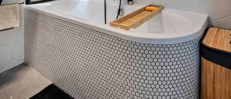 Articles de toilette (gratuits), séchoir à cheveux, serviettes fournies