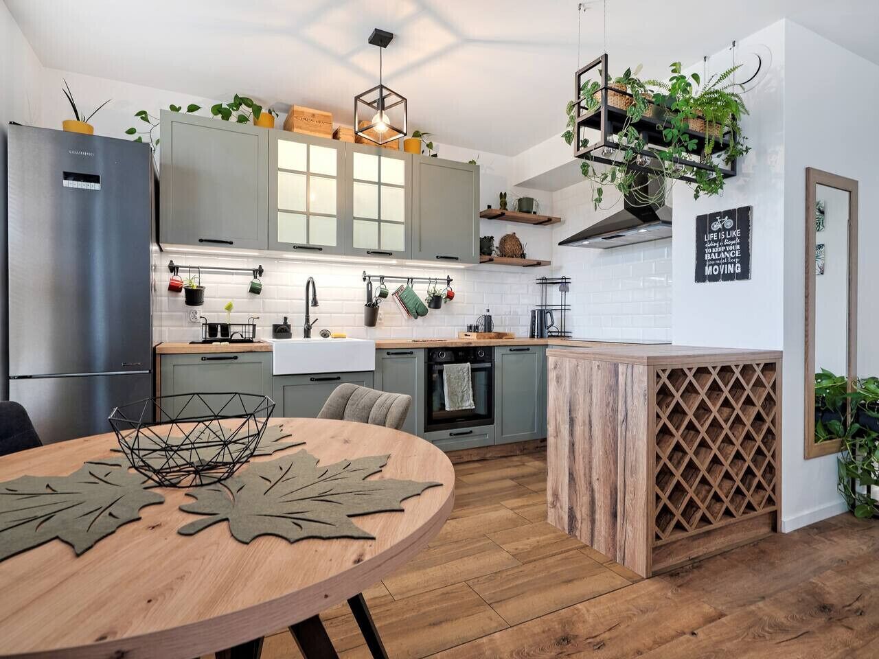 Jääkaappi, uuni, liesi, astianpesukone