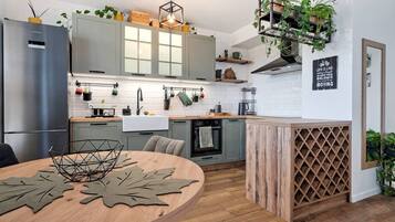 Frigorífico, horno, placa de cocina y lavavajillas