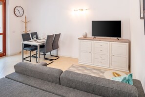 TV - 619A Giada Apartments (Lazise)