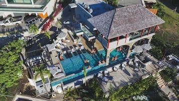 2 piscinas al aire libre, camas de piscina con cargo, sombrillas