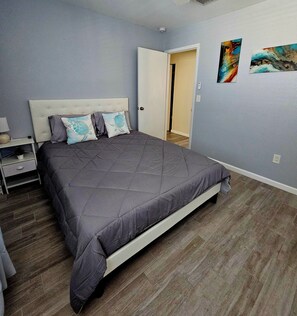 3 عدّة غرف نوم ومكواة/لوح كي وواي فاي وملاءات أسرّة