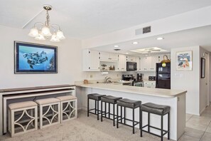 Condo, 1 King Bed with Sofa bed (Pelican Watch #602) | Private kitchen