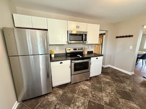Fridge, microwave, oven, stovetop - The Blue Jay - Cozy 1-bedroom house in Virginia with WiFi, sleeps 4 (Virginia)