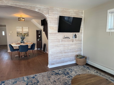 Dining. The Blue Jay - Cozy 1-bedroom house in Virginia with WiFi, sleeps 4
