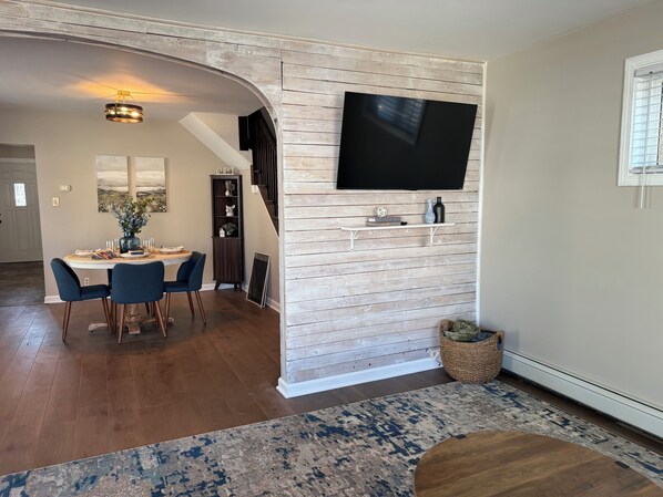 Dining - The Blue Jay - Cozy 1-bedroom house in Virginia with WiFi, sleeps 4 (Virginia)