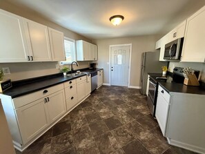 Fridge, microwave, oven, stovetop - The Blue Jay - Cozy 1-bedroom house in Virginia with WiFi, sleeps 4 (Virginia)