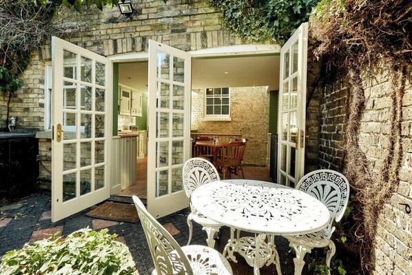 Outdoor dining - Historic Georgian Cottage on Midsummer Common (Cambridge)