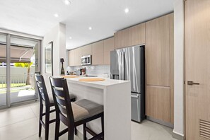 Køleskab, mikrobølgeovn, ovn, kogeplade