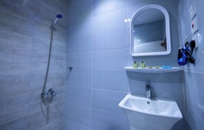 Douche, séchoir à cheveux, serviettes fournies, savon