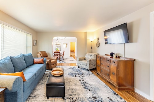 Charming 3-bedroom house in wonderful Muskegon with WiFi, AC