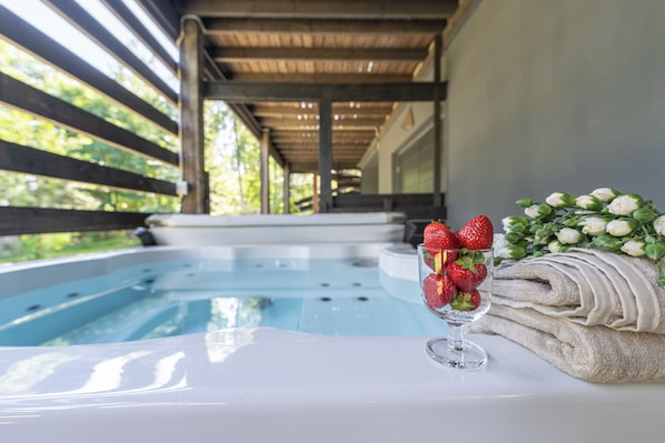 Outdoor spa tub
